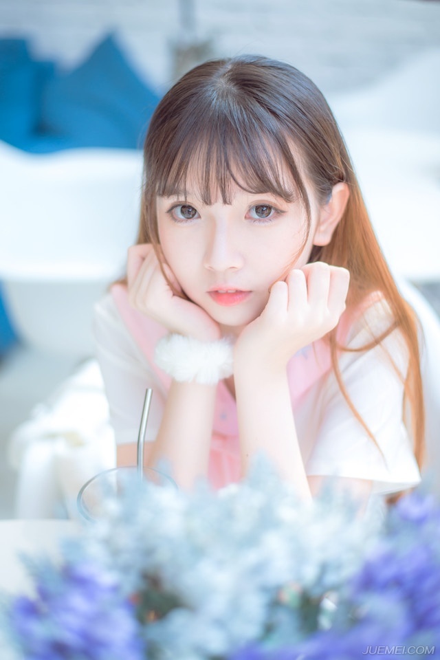 “王印不能动。”刘备摇了摇头，这点上他还是很清醒的，如果能够攻破洛阳，将吕布赶回关中的话，这块王印，如今已经成为了烫手的山芋，刘备是绝不能碰，哪怕他确实有着封王的资格也不行，没有实力，而且也没有打破关中，凭什么封王？