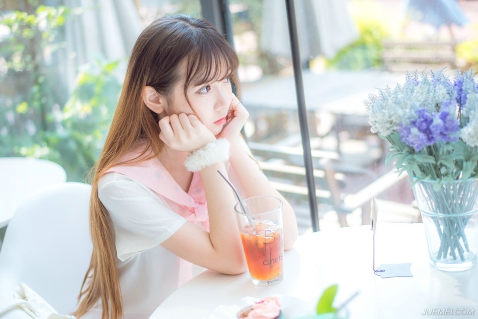 “之前那个想要抱我的人是怎么回事？”夜鹰冷漠的眸光扫过众人，冷然道：“他活着，为什么没人死？”